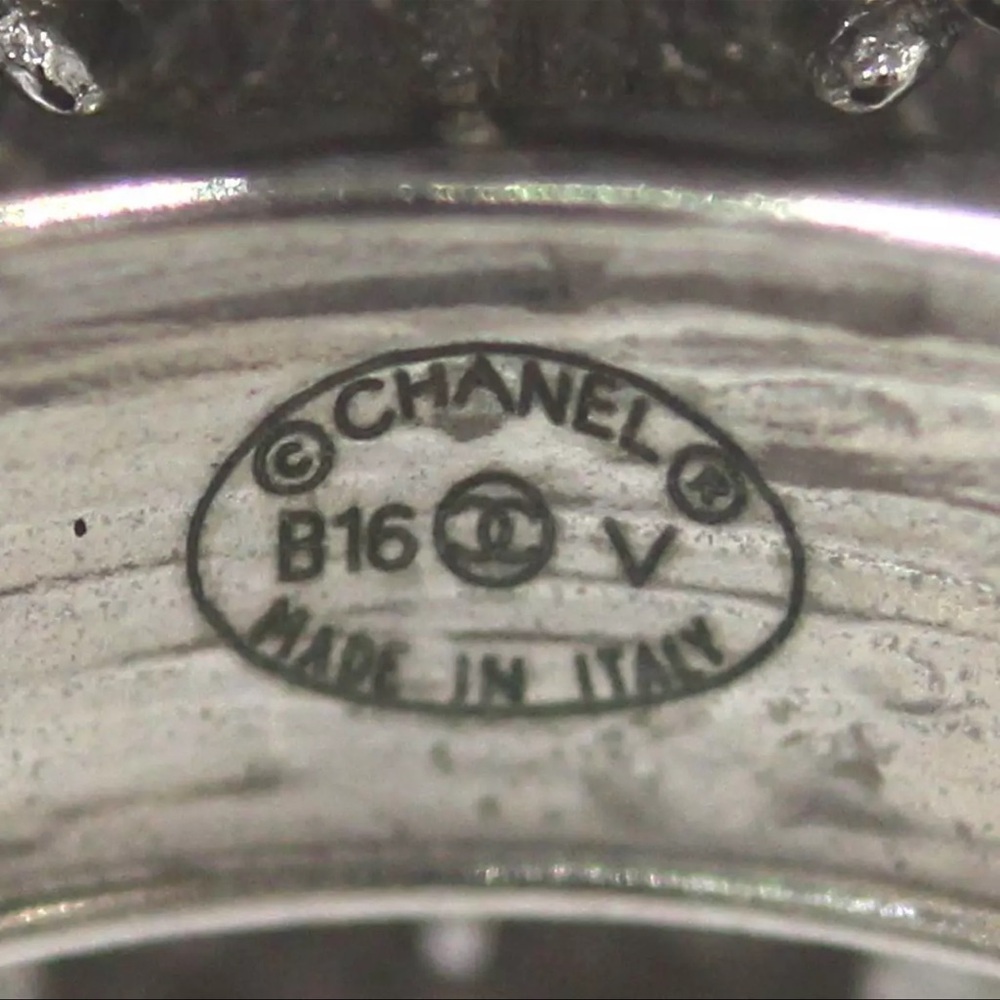 CHANEL Silver Cluster Ring with Faceted Stones and Textured Band|Cocktail Ring - Picture 4 of 7